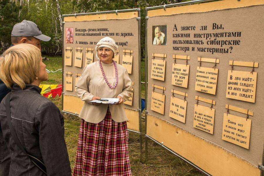 Стенд со сложными загадками заставляет задержаться на несколько минут