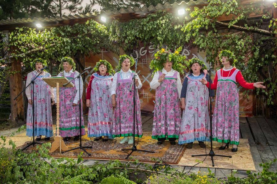 Это ансамбль «Русская душа» из Екатерининского, что в 50 км от Бобровки