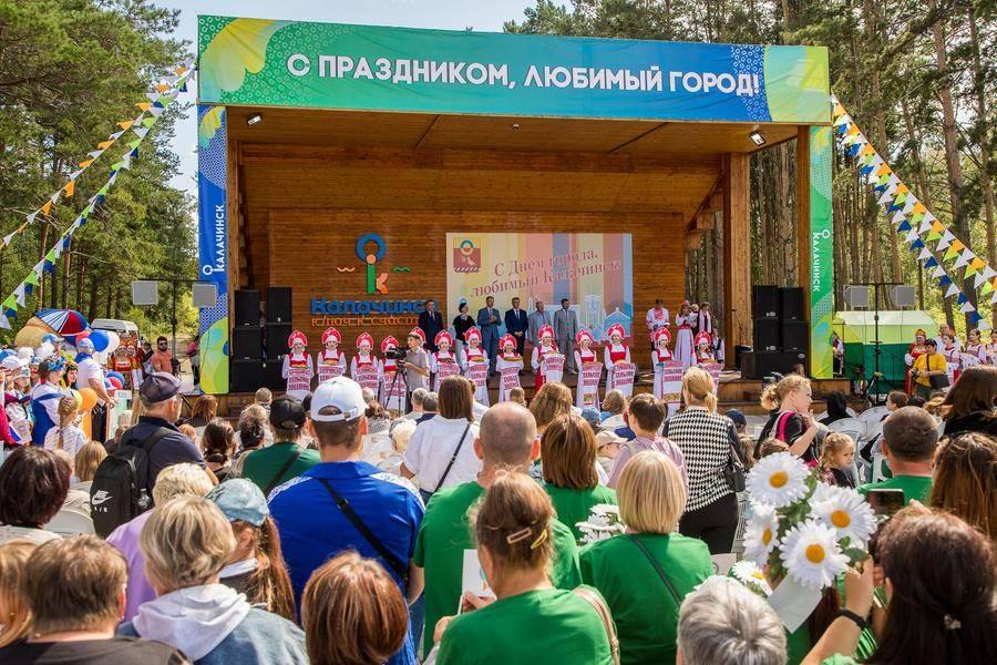 Начинается торжественная часть программы