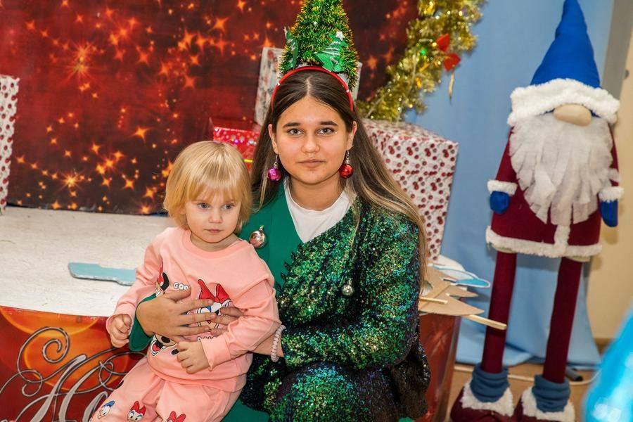 Пока участники шествия готовятся к дефиле, дети фотографируются в фойе