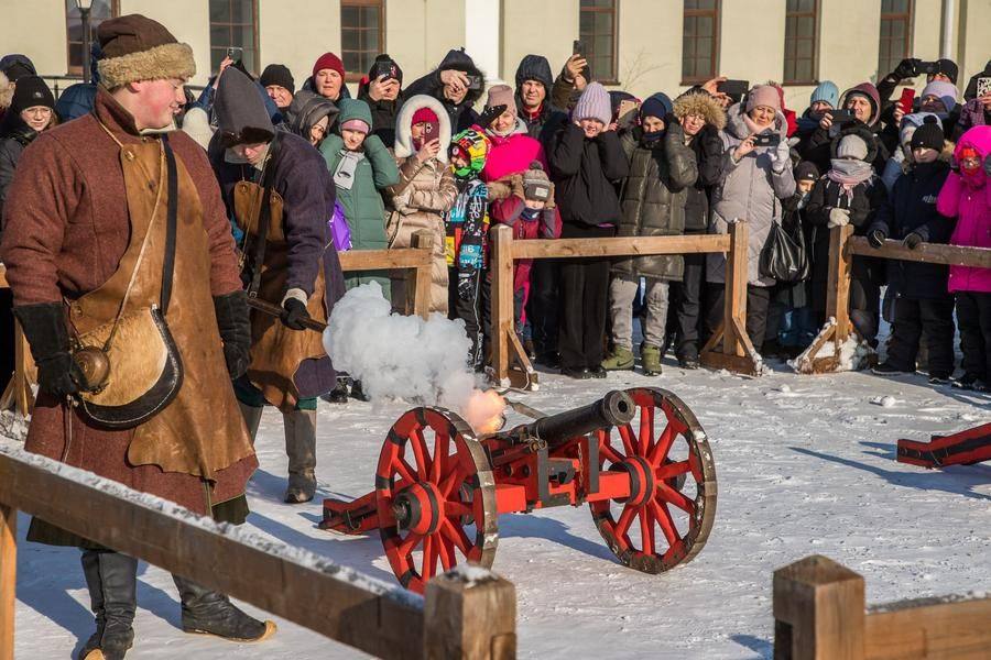 Первые пушечные залпы традиционно собирают десятки зрителей