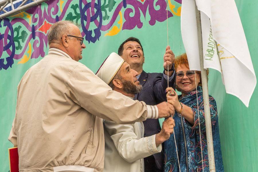 Поднятие флага Сабантуя означает, что праздник начинается!