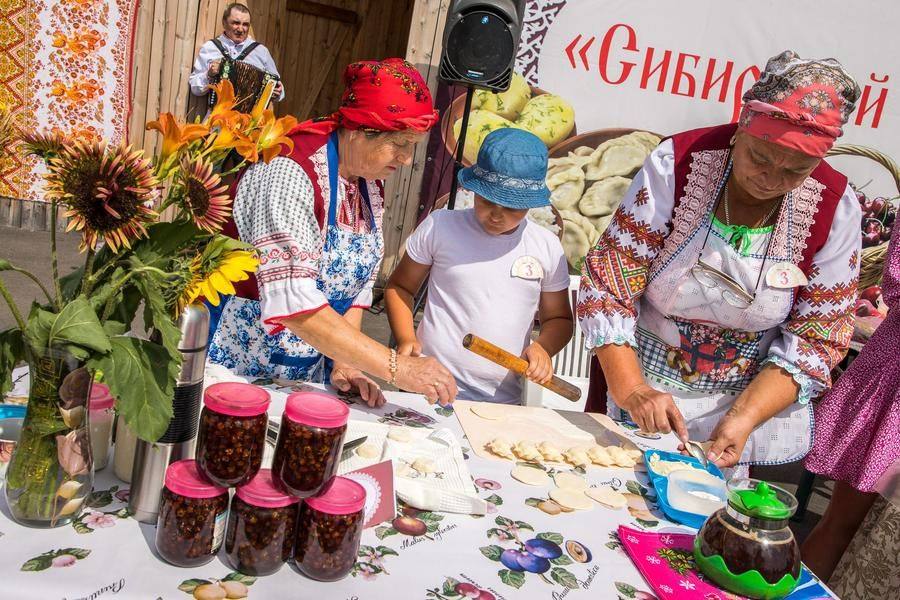 Цветами и вареньем украшен стол Зои Тимохиной из Царицынского СДК