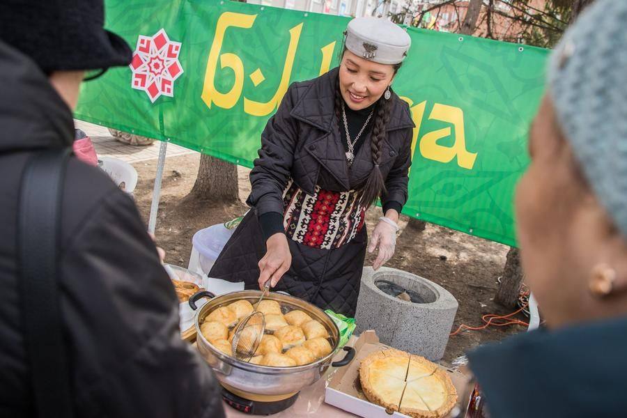Казахские баурсаки готовят на глазах у гостей за считанные минуты