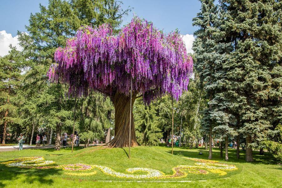 «Древо жизни» — центральная и самая крупная фигура всей экспозиции