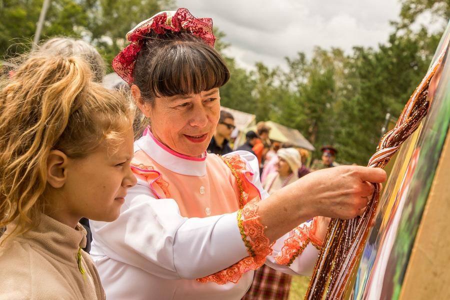 Поблизости предлагается попробовать силы в бытовых делах казачьей семьи