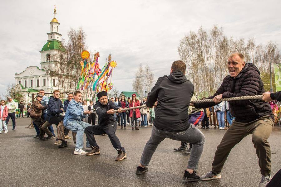 Перетягивание каната — еще одна традиционная забава съезжих праздников