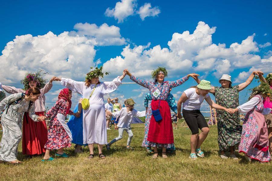 Рисунки народных игровых танцев бывают довольно сложными