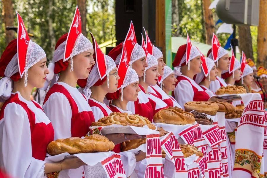 Теперь девушками любуются все зрители
