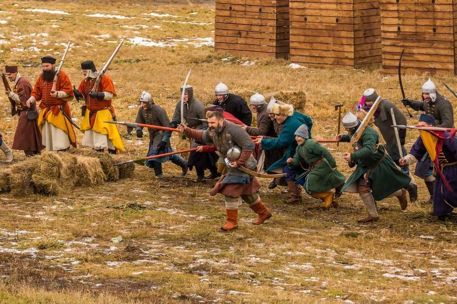 Батальная постановка традиционно завершается «атакой» восхищенных зрителей