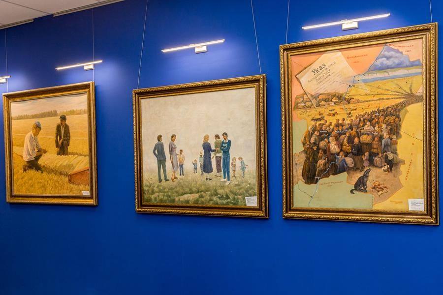 Целый зал — его картинная галерея, где каждое полотно занимает достойное место…