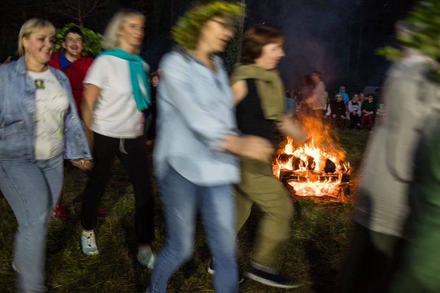 Хороводы вокруг него продолжаются: парами, тройками, в одну и в другую сторону
