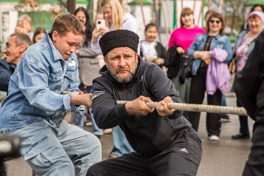 Мужчины стараются, женщины подбадривают и фиксируют происходящее