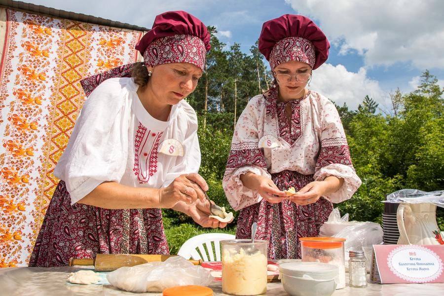 Максимально сосредоточены Валентина и Мария Котовы (Воскресенский СДК)