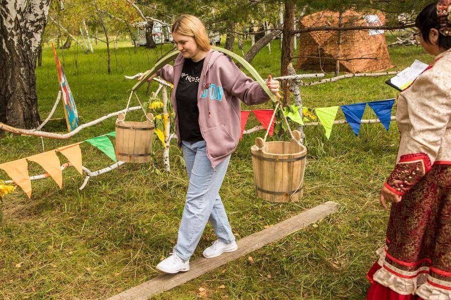 …или ходить по воду с коромыслом!