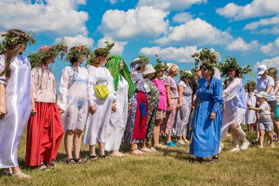 В целом же хоровод — верный способ почувствовать единение с другими и с миром