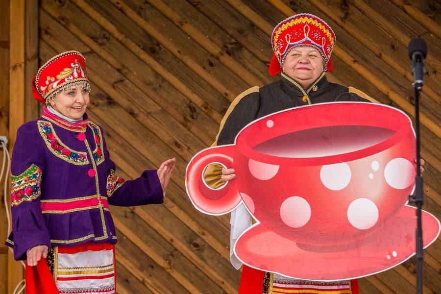 Гигантская бутафорская чашка побуждает обойти все палатки и попробовать все чаи