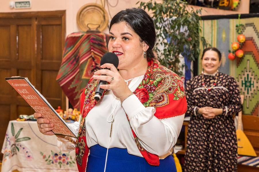 Программу начинают артисты фольклорных коллективов Полтавки