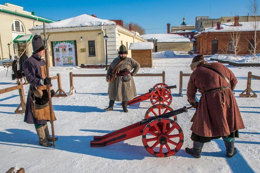 В итоге мороз берет верх над любознательностью: спустя час крепость начинает пустеть