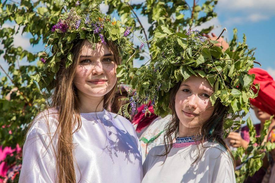 Прекрасные девушки практически готовы к итоговому ритуалу