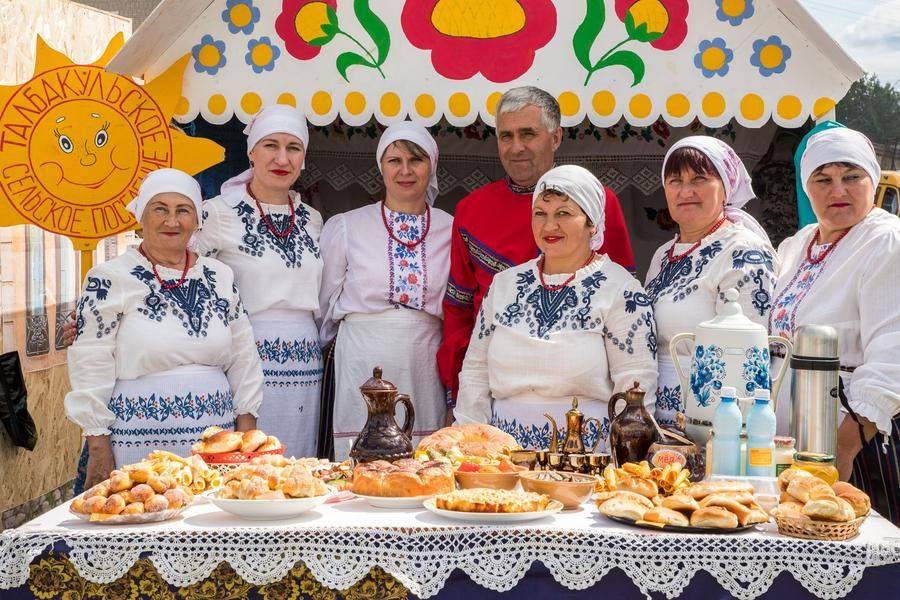 Тем временем подворья «Этнодеревни» зовут пробовать блюда национальной кухни