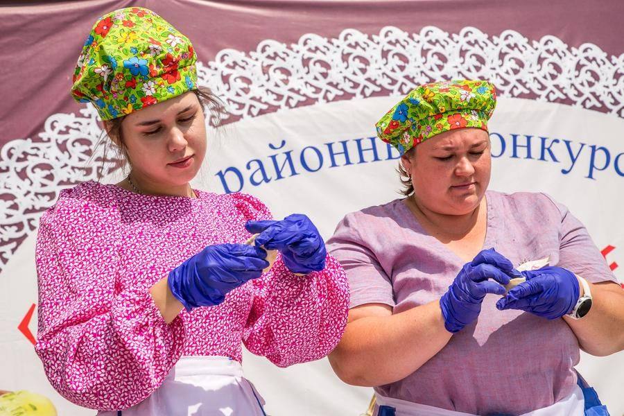 Синхронно действуют Вероника Сорокина и Дарья Сидоренко (Глуховский СДК)