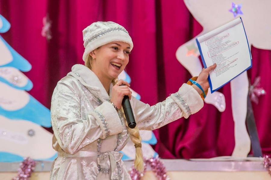 Первыми выступают представители районного комитета по делам молодежи