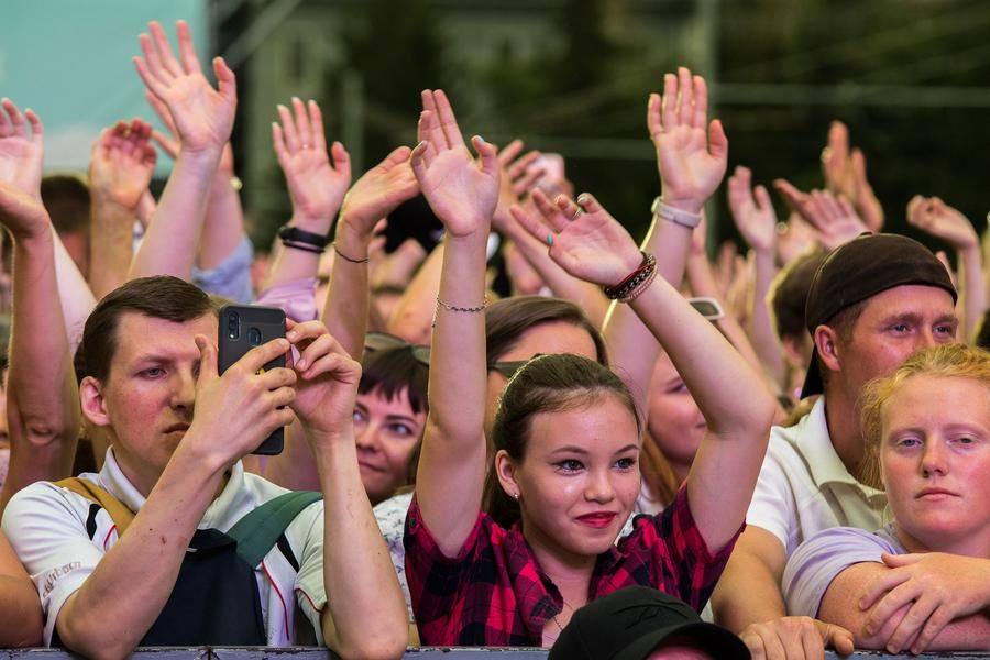 Зрителям нравится все: мелодии, смыслы, мастерство и харизма артистов