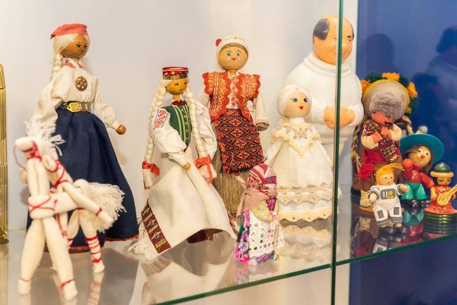 Здесь собраны куклы из коллекции художницы Светланы Захаровой…