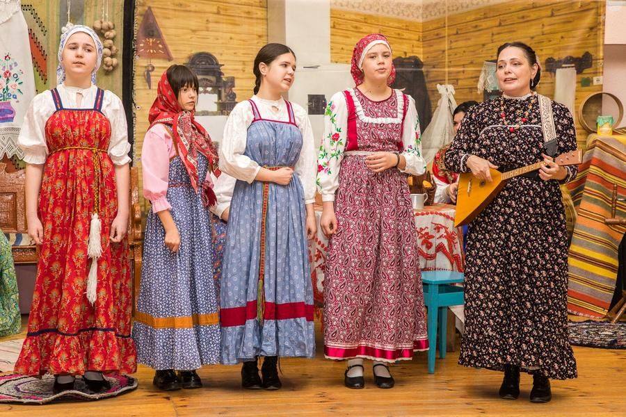 Поется про Федору чернобровую и молодца хорошего
