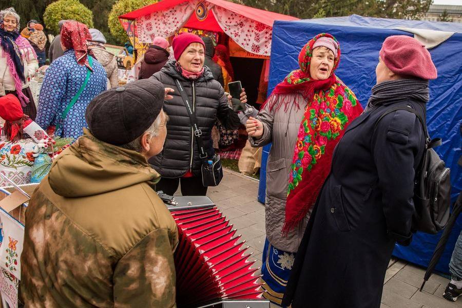 Не смолкает на рядах и другая музыка — частушки!
