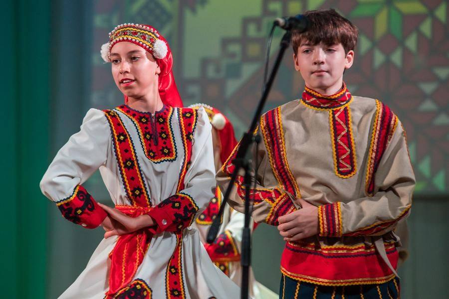 Это мордовский танец, для которого созданы аутентичные сценические костюмы