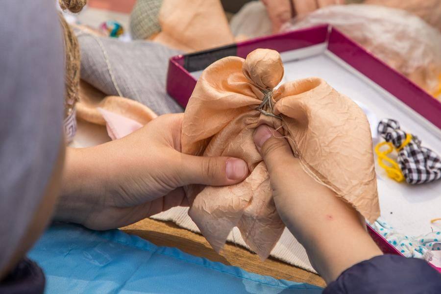 За считанные минуты можно изготовить куколку-ангела на память о празднике