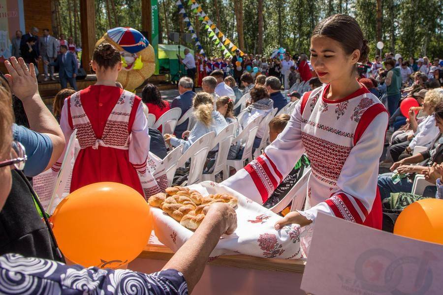 Пока официальные лица выступают, сладкие булочки расходятся на ура