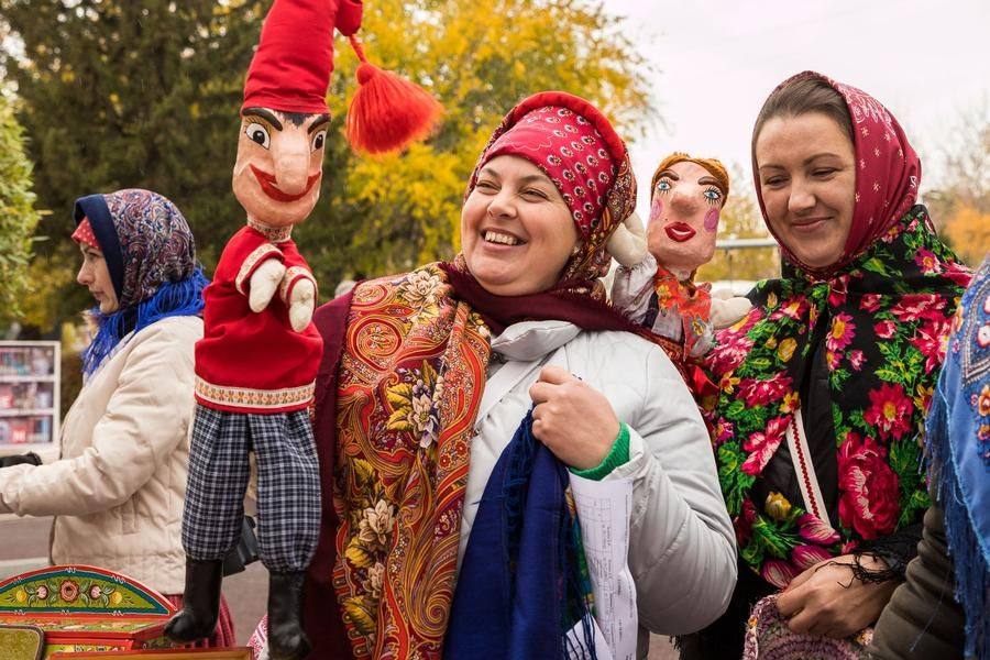 Еще один Петрушка готовится встретить жюри, которое оценит торговые места