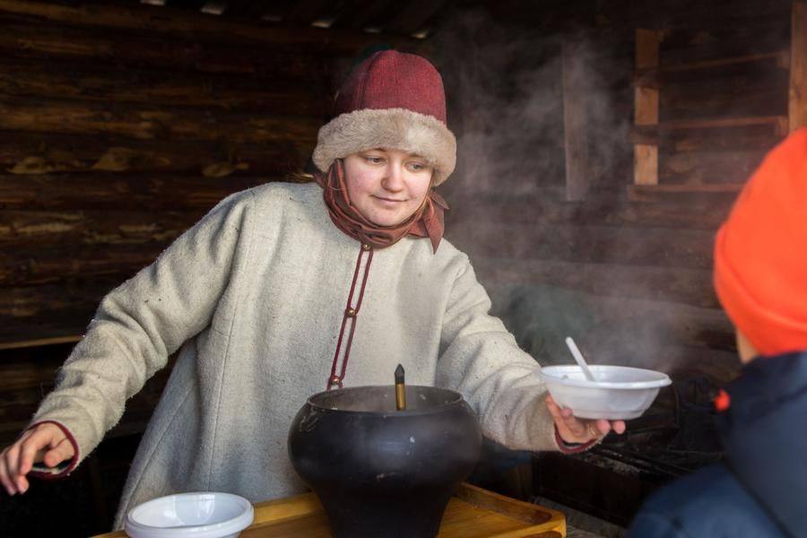 На прощание многие пробуют петровскую кашу по старинному рецепту…