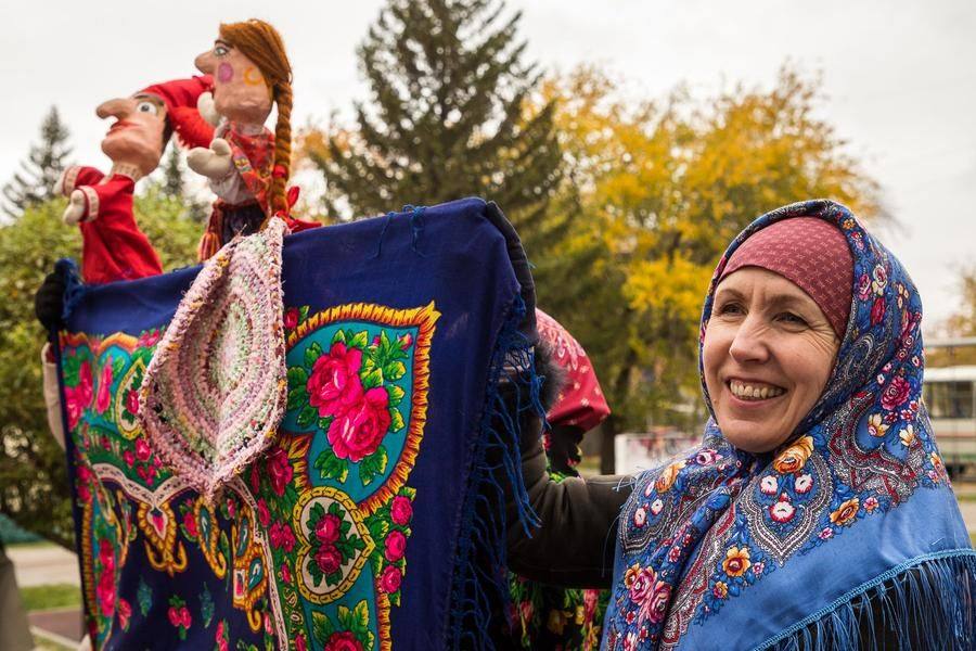 Муромцевская «Школа ремесел» устроила мини-представление площадного театра