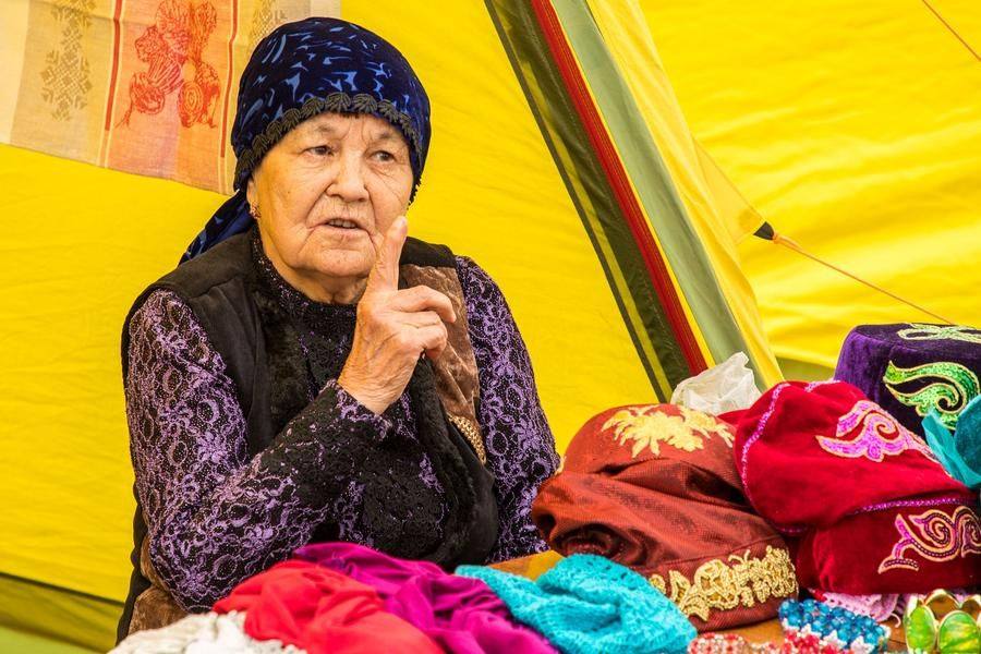 Мастерицы не только продают свои изделия, но и дают ценные наставления