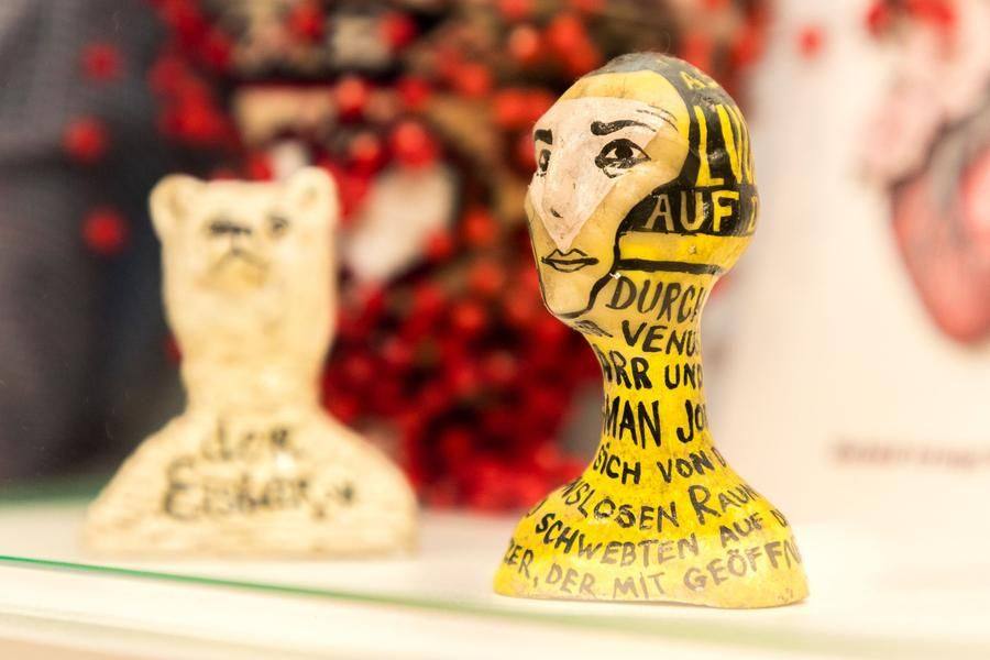 Современное искусство представлено объектами-высказываниями