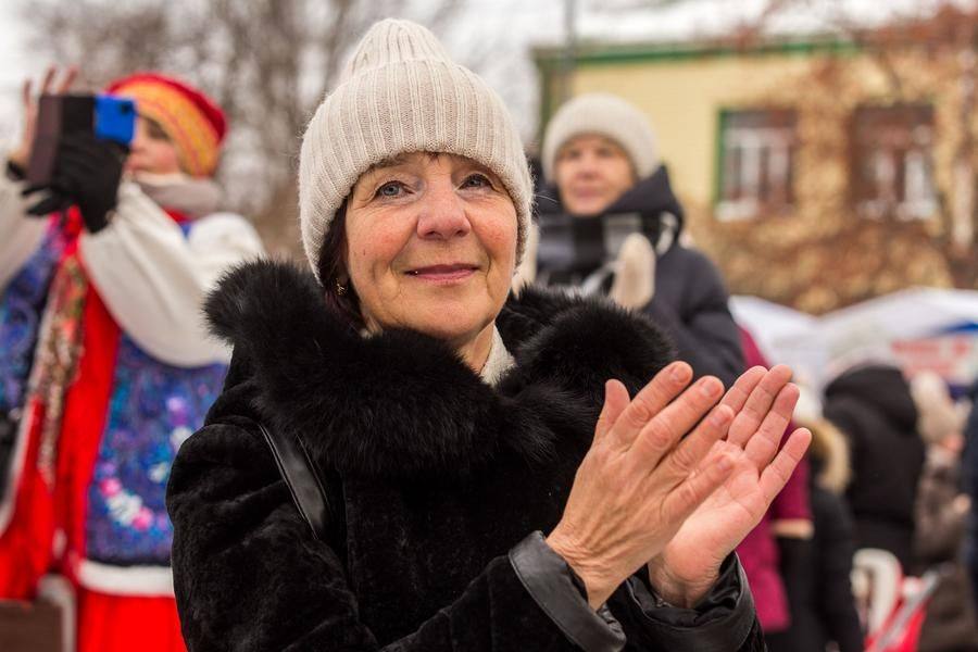 Зрители с готовностью награждают аплодисментами самодеятельных артистов