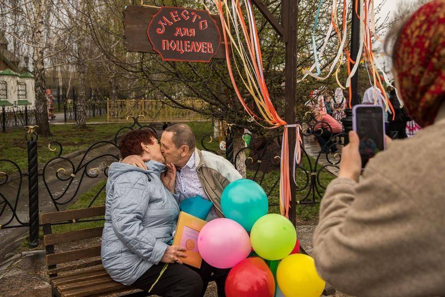 И даже шуточная скамейка притягивает именно пары, отметившие золотую свадьбу