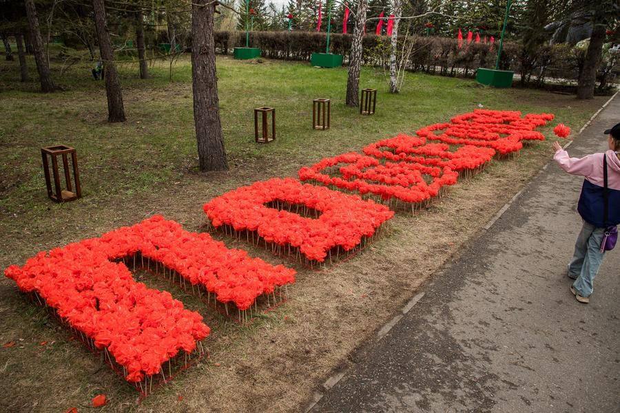 Слово уже читается отчетливо, хотя работа продлится до самого вечера