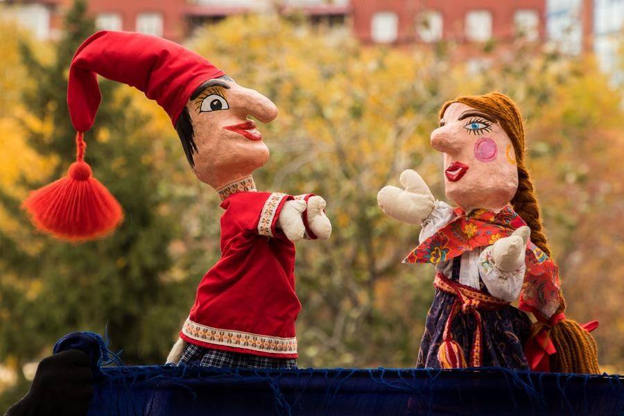 Нечасто в большом городе удается увидеть кукольную сценку на бульваре