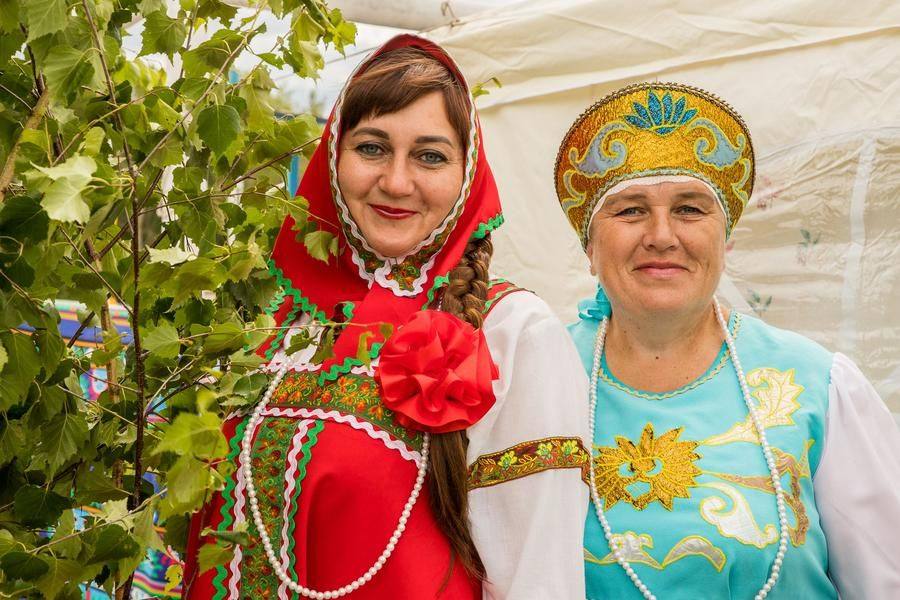 Участники «Этнодеревни» не отпустят вас без угощения или без фото на память!