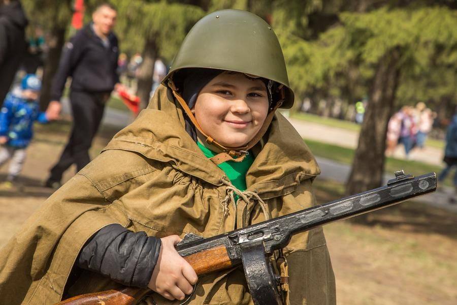 Доступны фотозоны с костюмами и бутафорским оружием