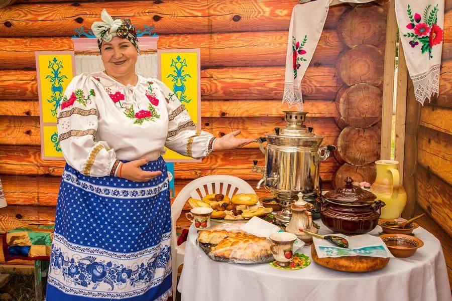 Ну а тем, кто устал от ремесел, будут рады Танюша и Валюша в традиционных костюмах
