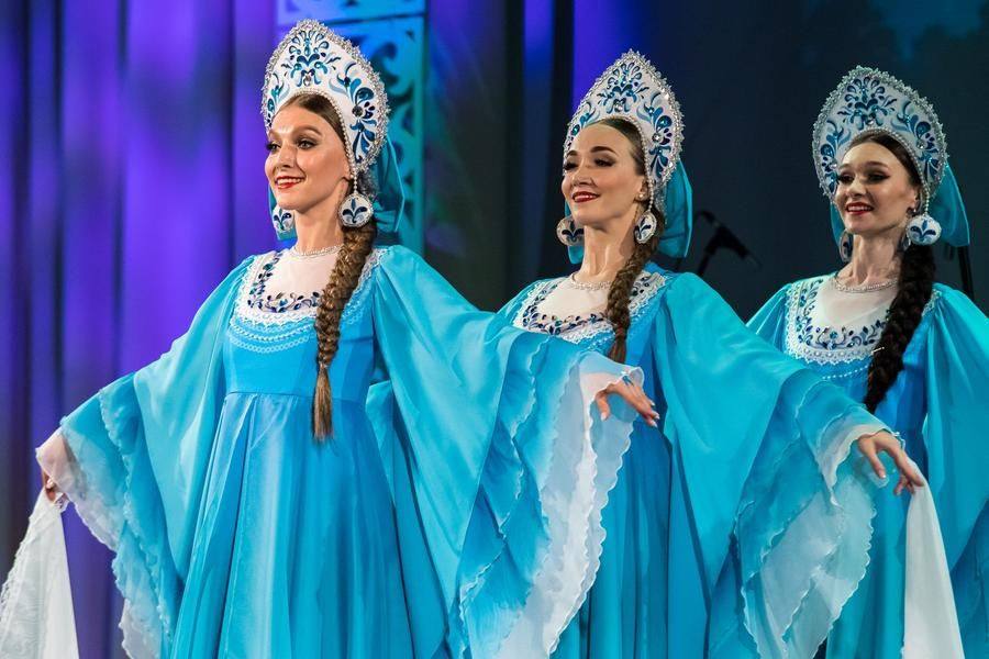 Темп номера позволяет неспешно любоваться нарядами и образами
