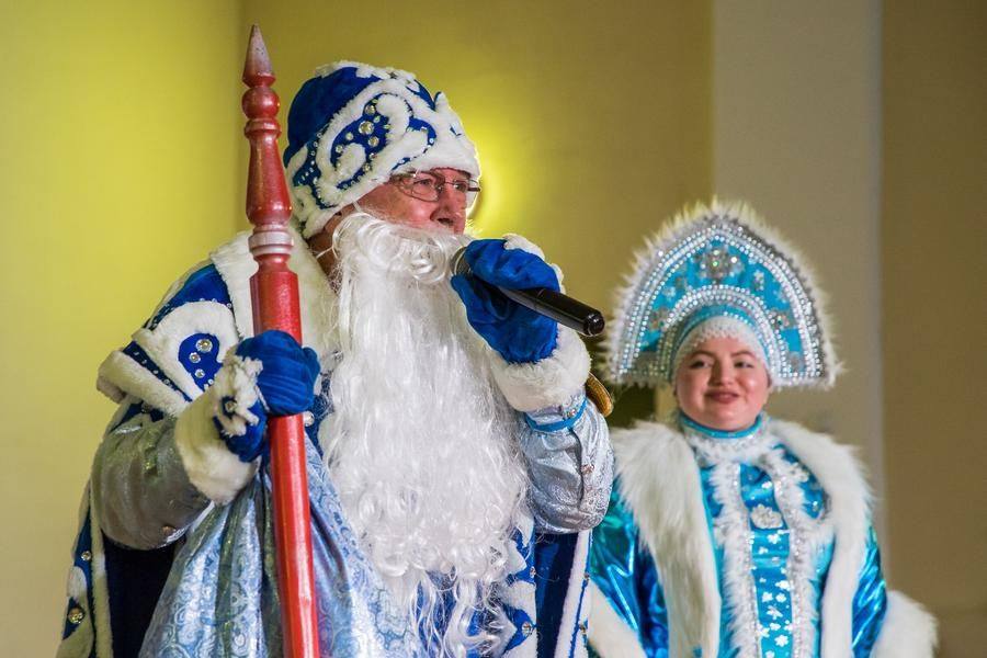 Конечно же, и этот новогодний волшебник приглашает ребят на игры