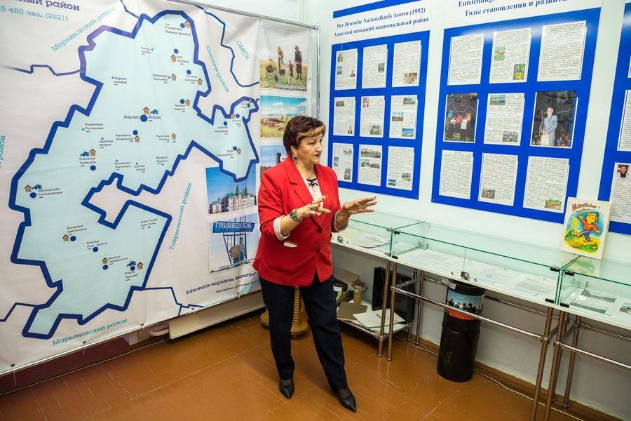 Стенды повествуют о становлении немецкого национального района, образованного в 1992 году по итогам референдума