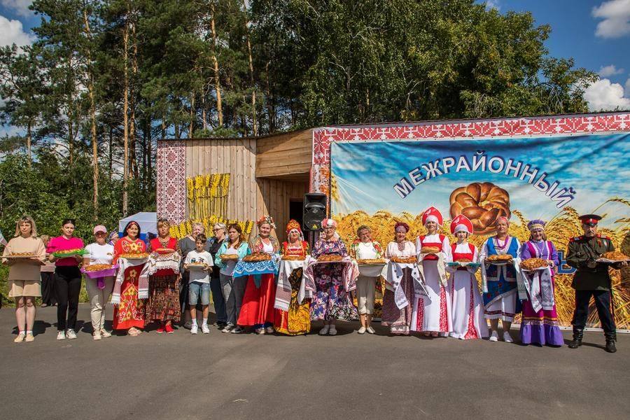 Только на этом снимке насчитывается 17 великолепных калачей и караваев